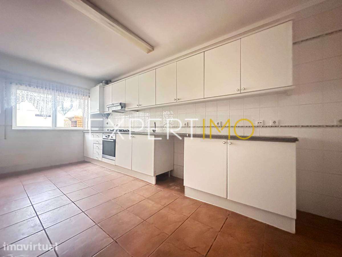 Moradia T4 com garagem, churrasqueira e sotão no centro da Mealhada - Grande imagem: 3/20
