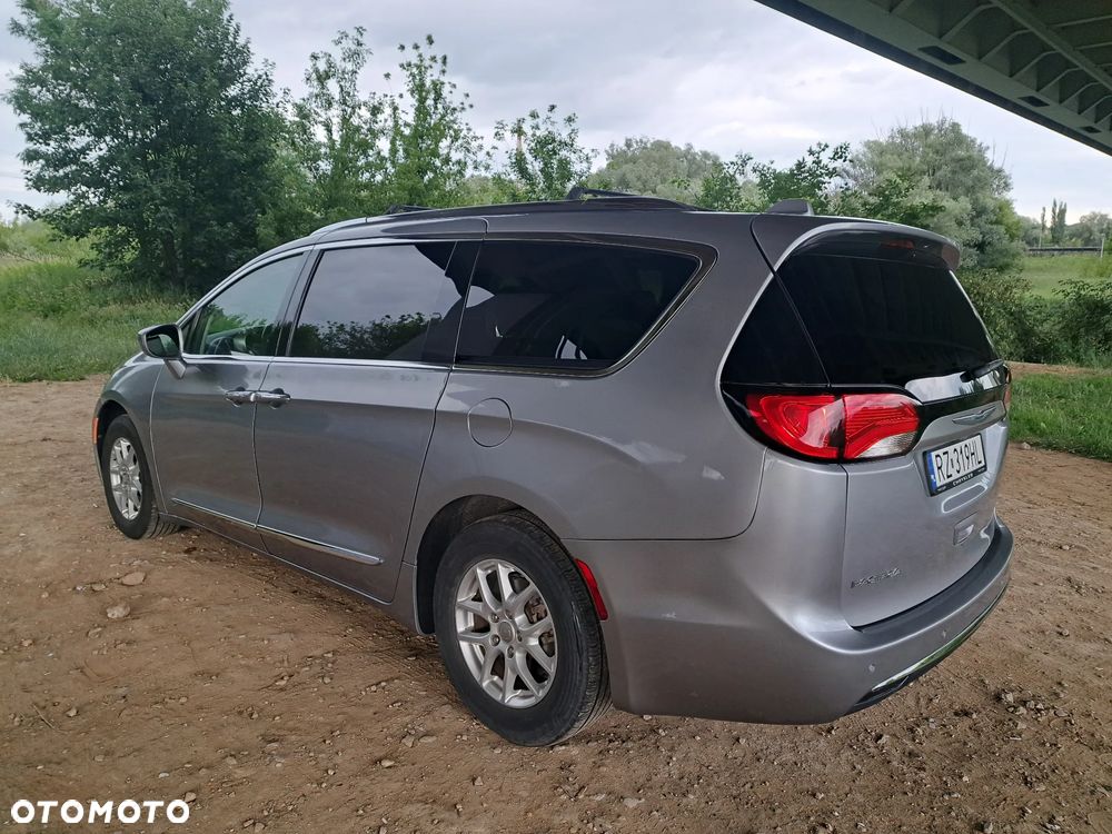 Chrysler Pacifica - 12