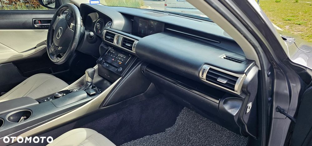 Lexus IS 300h Elegance - 31