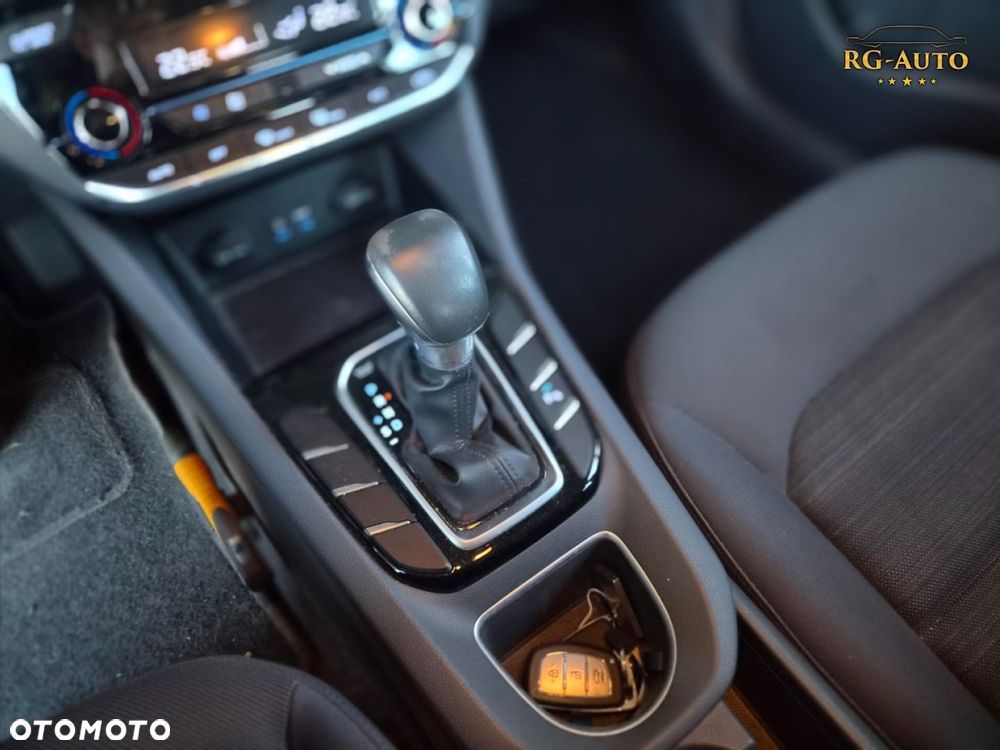 Hyundai IONIQ - 33