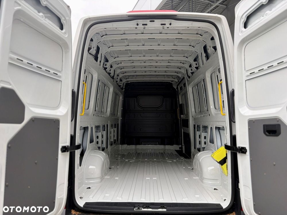 Volkswagen Crafter 35 Furgon z wysokim dachem silnik: 2,0 l EU6 SCR 140 KM / skrzynia biegów: Przedni napęd manualna 6-biegowa rozstaw osi: 4490 mm - 15