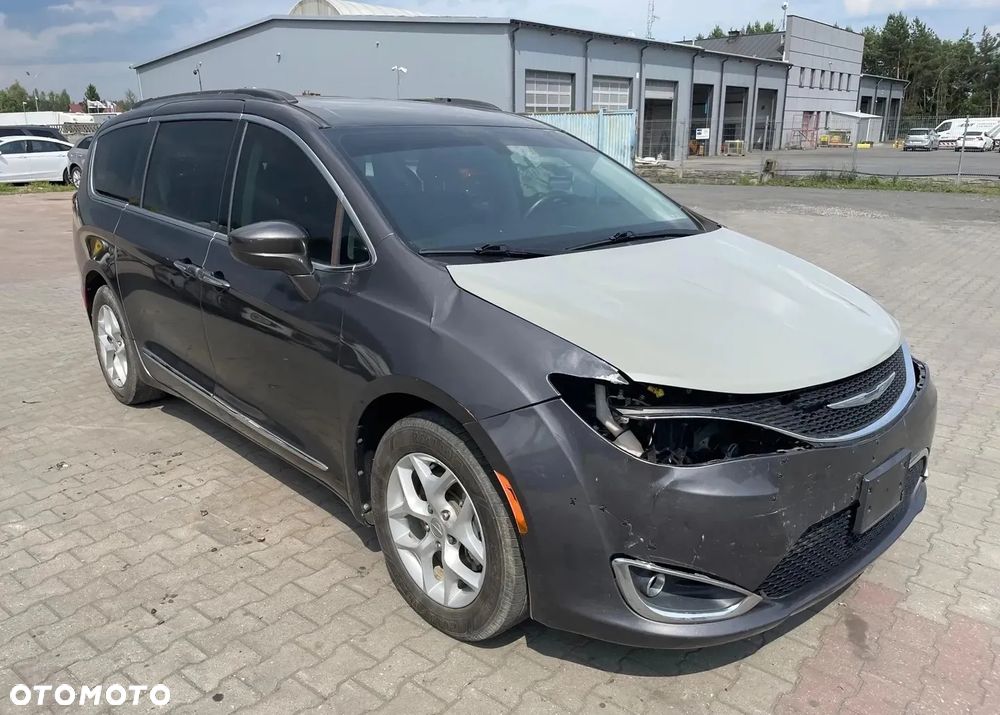 Chrysler Pacifica - 4