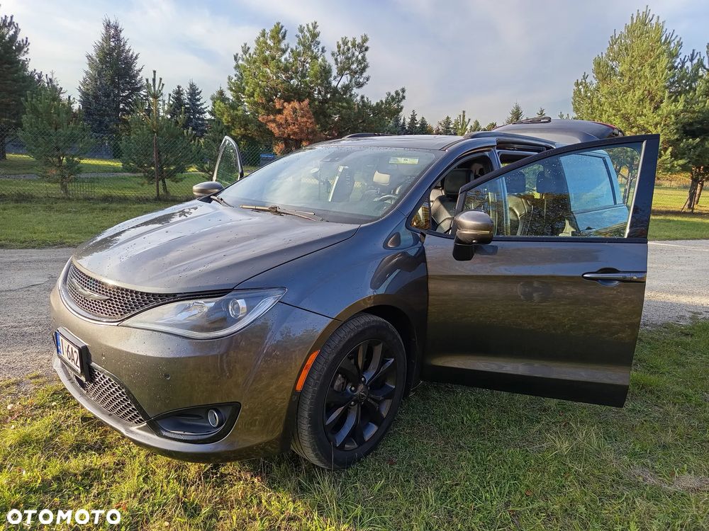 Chrysler Pacifica - 4