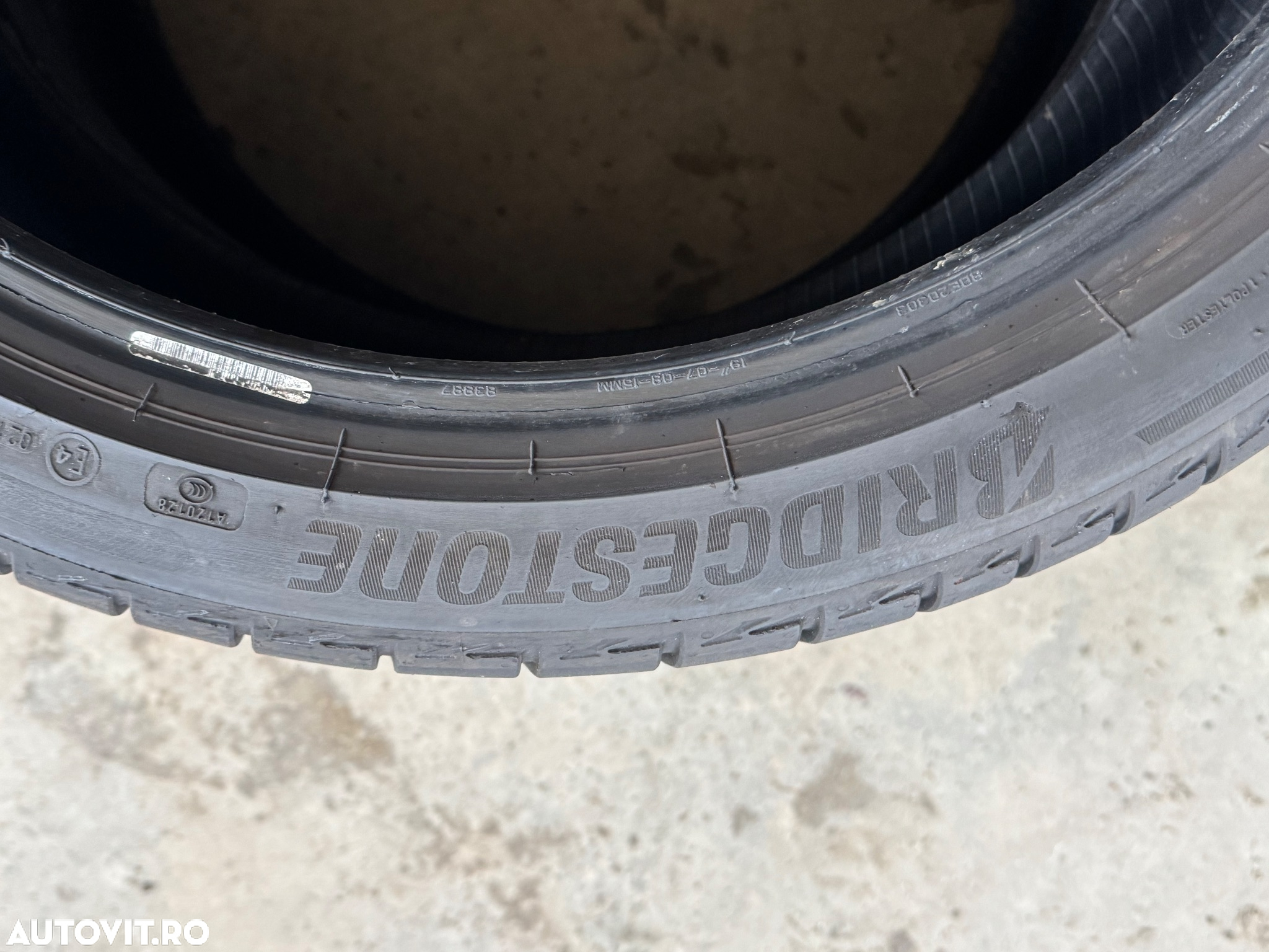 Vând 2 anvelope 225/40/19 bridgestone de vară ca noi - 6