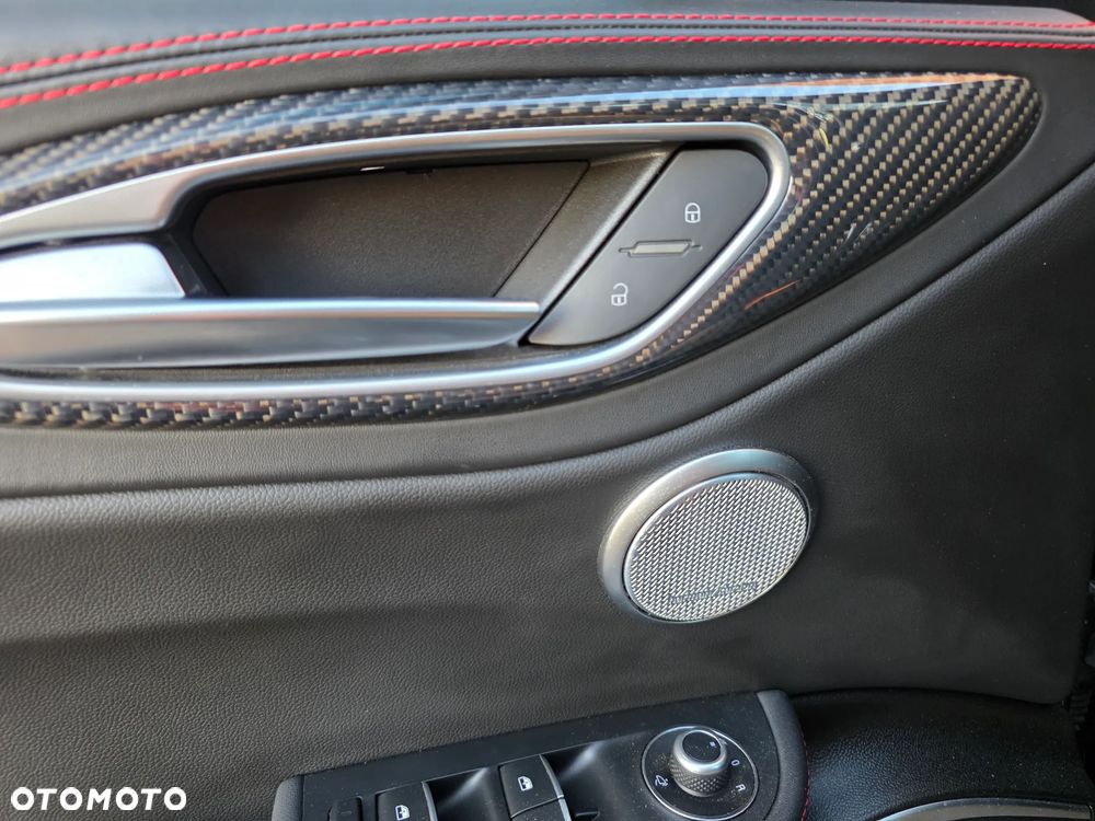 Alfa Romeo Giulia 2.0 Turbo 16V AT8-Q4 Estrema - 8