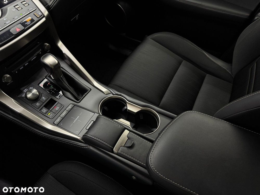 Lexus NX 300h Business Edition AWD - 25