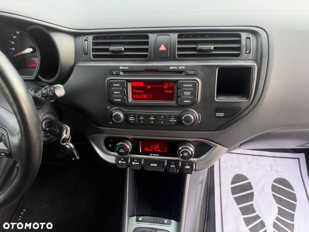 Kia Rio 1.2 Dream Team Edition - 26