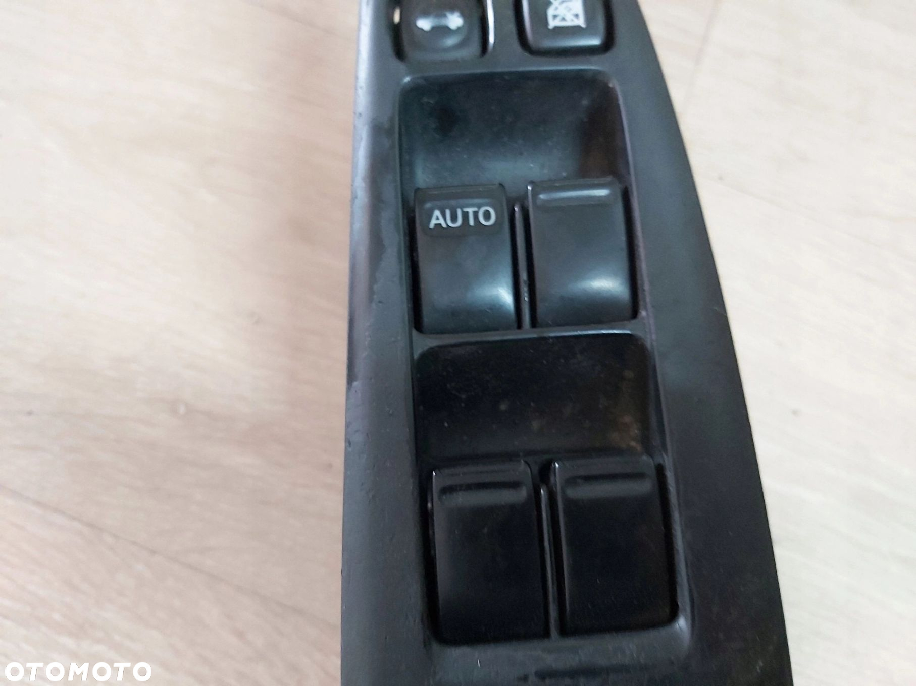 Nissan Primera P12 panel przełącznik szyb lewy przód 25401-AV640 - 3