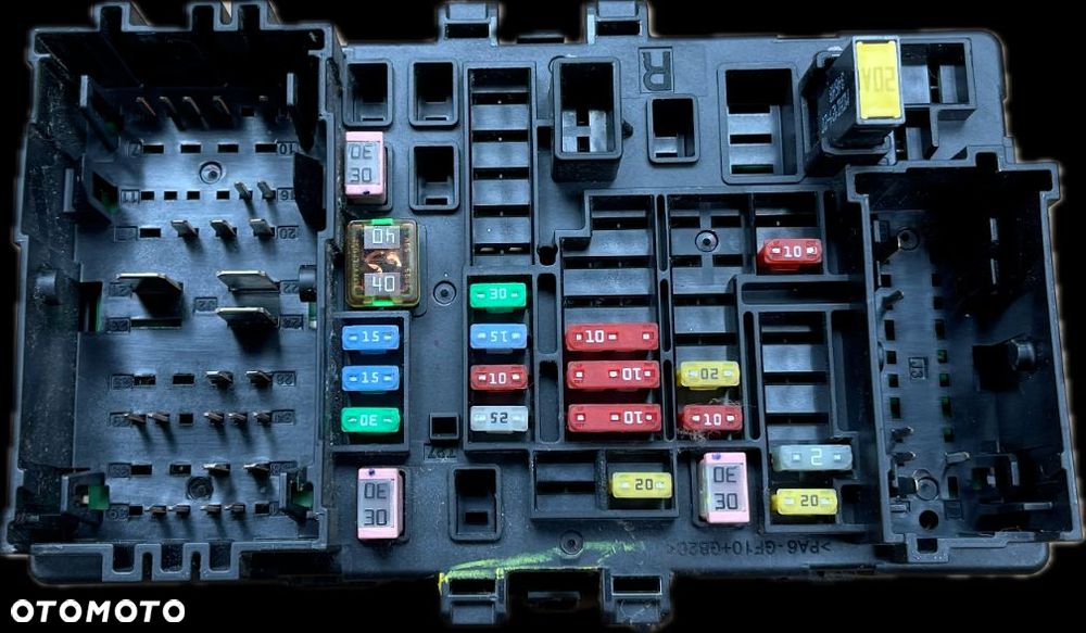 P8 GMC YUKON XL DENALI IV 2015 - SKRZYNKA BEZPIECZNIKÓW 84114433 - 1