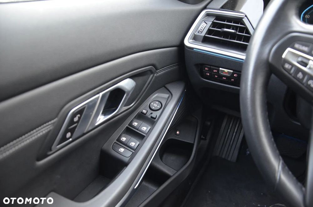 BMW Seria 3 320e Sport Line - 25