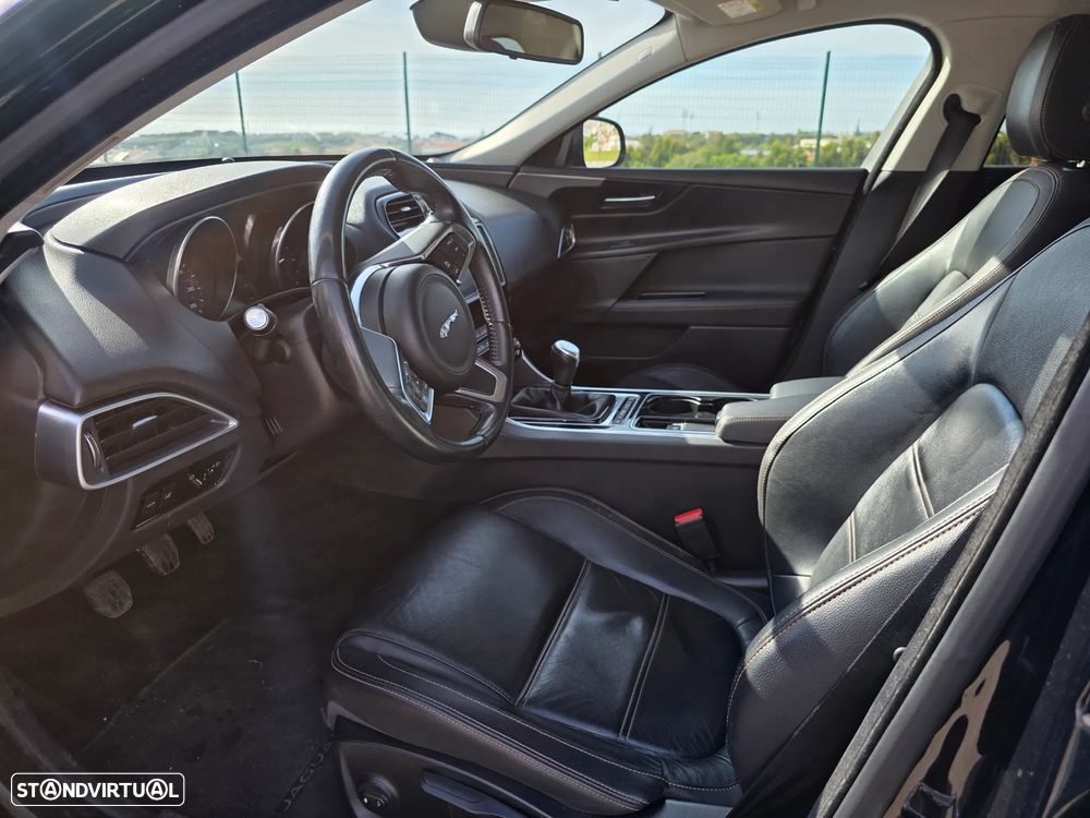 Jaguar XE 2.0 D Prestige - 8