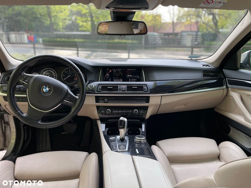 BMW Seria 5 525d xDrive - 11