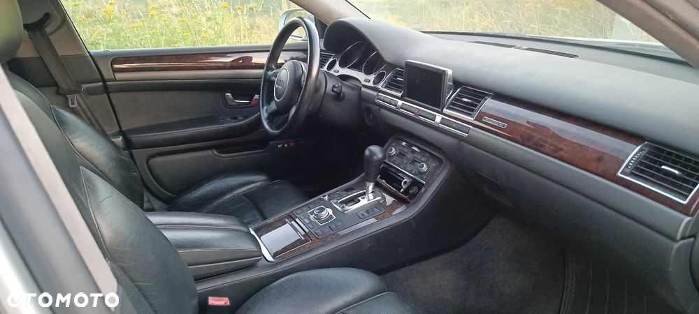 Audi A8 4.2 L Quattro - 6