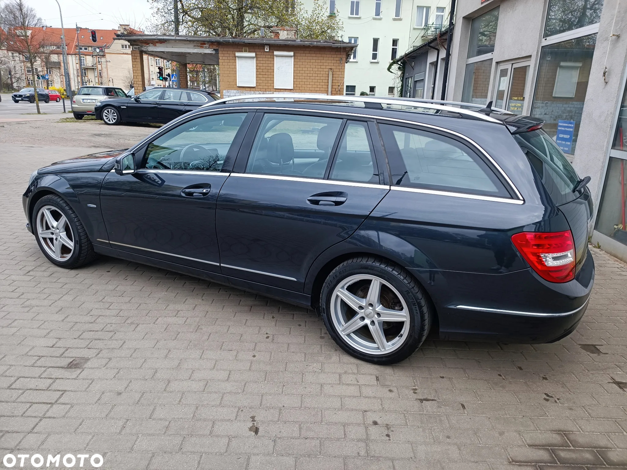 Mercedes-Benz Klasa C 180 CGI BlueEff Avantgarde - 4