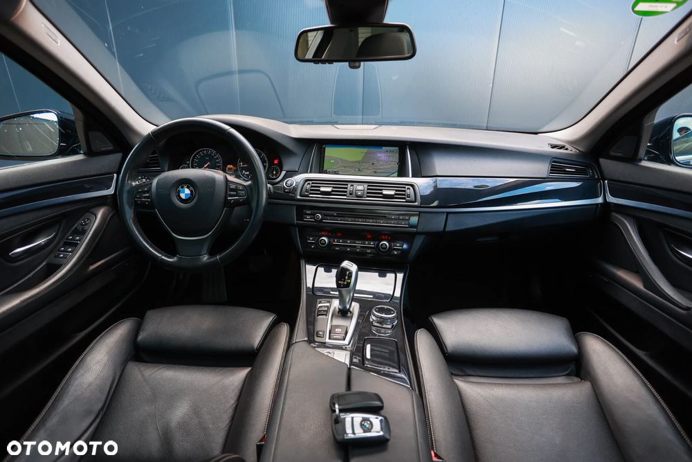 BMW Seria 5 525d Sport-Aut Luxury Line - 2