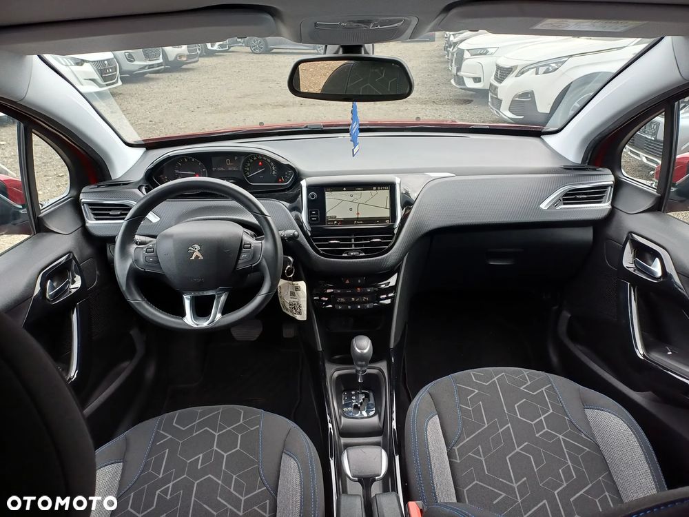 Peugeot 2008 1.2 Pure Tech GPF Signature S&S EAT6 - 25