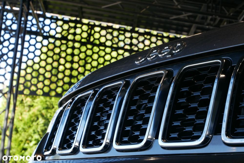 Jeep Grand Cherokee - 36