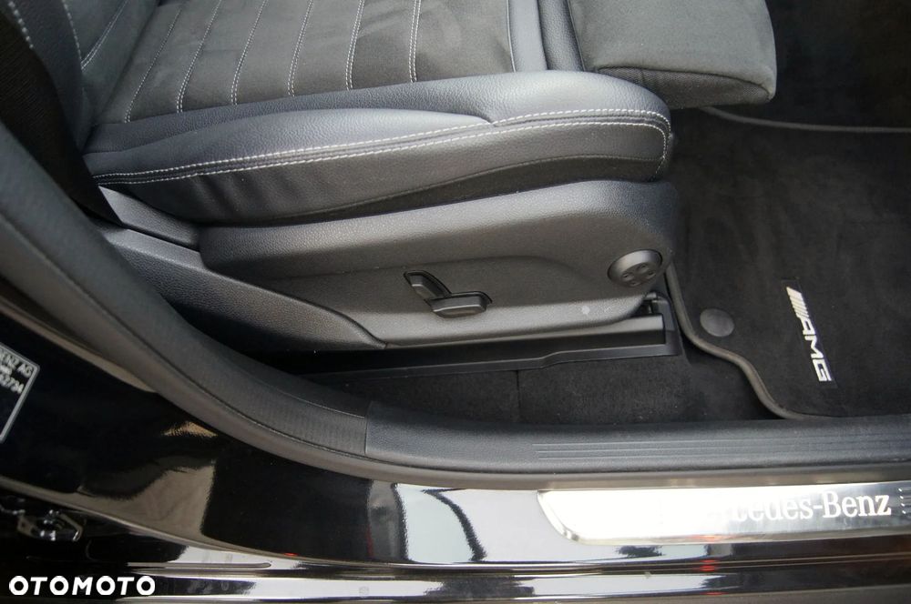 Mercedes-Benz GLC 300 e 4Matic 9G-TRONIC AMG Line - 32