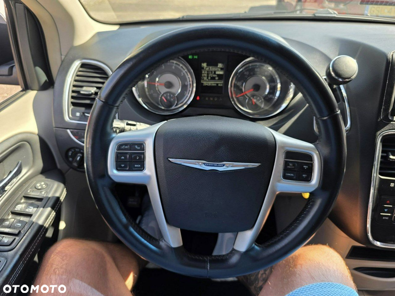 Chrysler Town & Country - 7