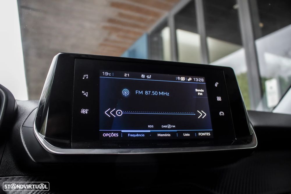 Peugeot 2008 1.2 PureTech Allure EAT8 - 32