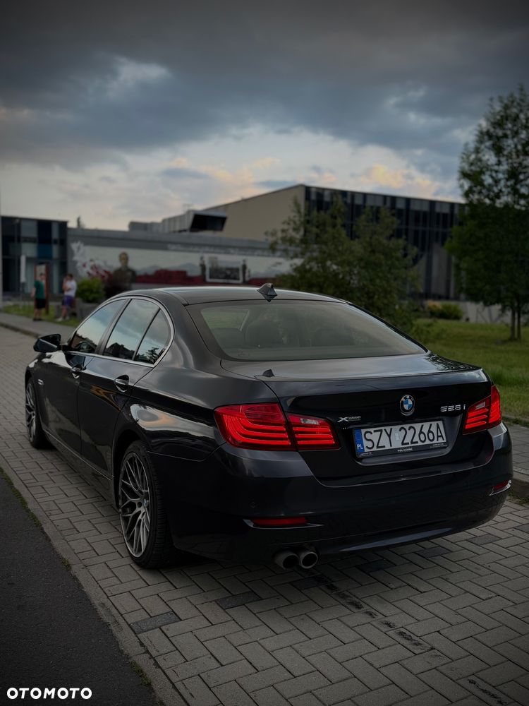 BMW Seria 5 528i xDrive Luxury Line - 3