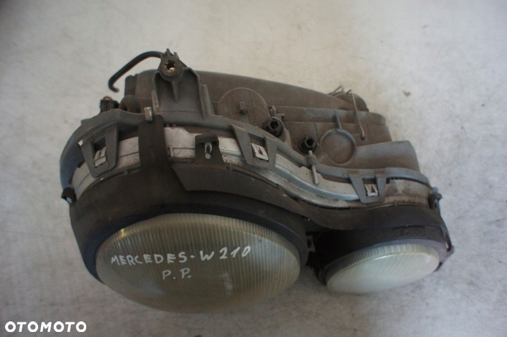 MERCEDES W210 LAMPA PRAWY PRZÓD - 2