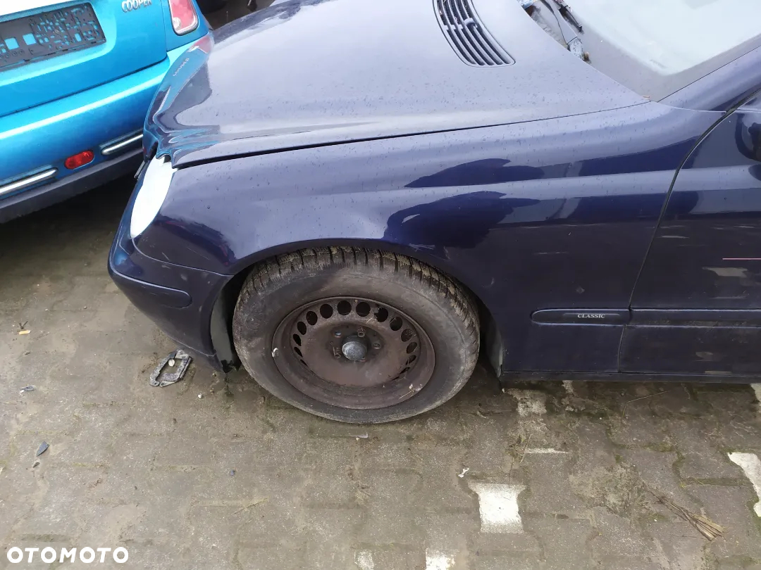 Błotnik prawy przód Mercedes klasa C W 203 kod lakieru 359 - 3