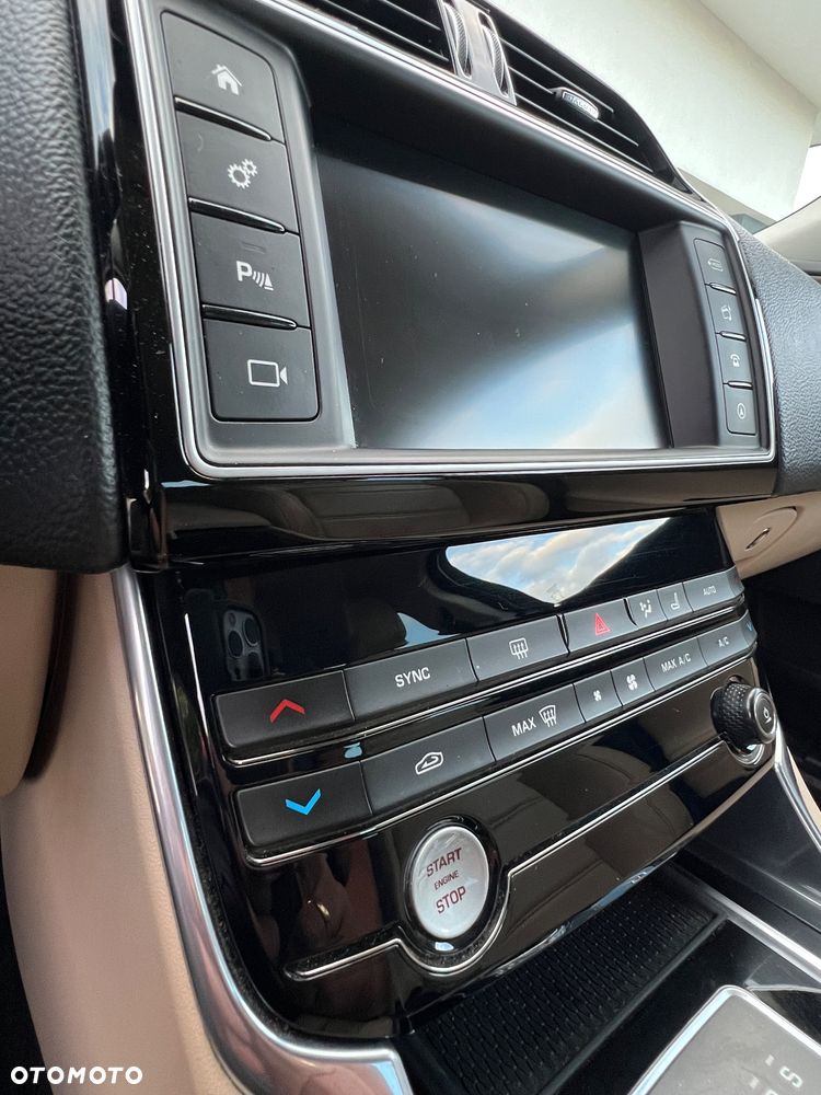 Jaguar XE 2.0 D Prestige - 25