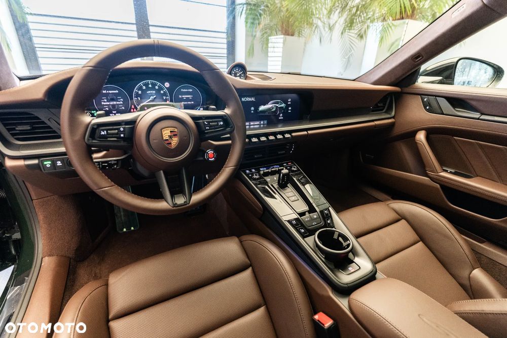 Porsche 911 Carrera T-Hybrid 4 GTS - 11