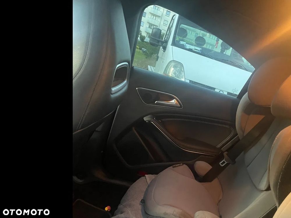 Mercedes-Benz CLA 250 4-Matic AMG Line - 11