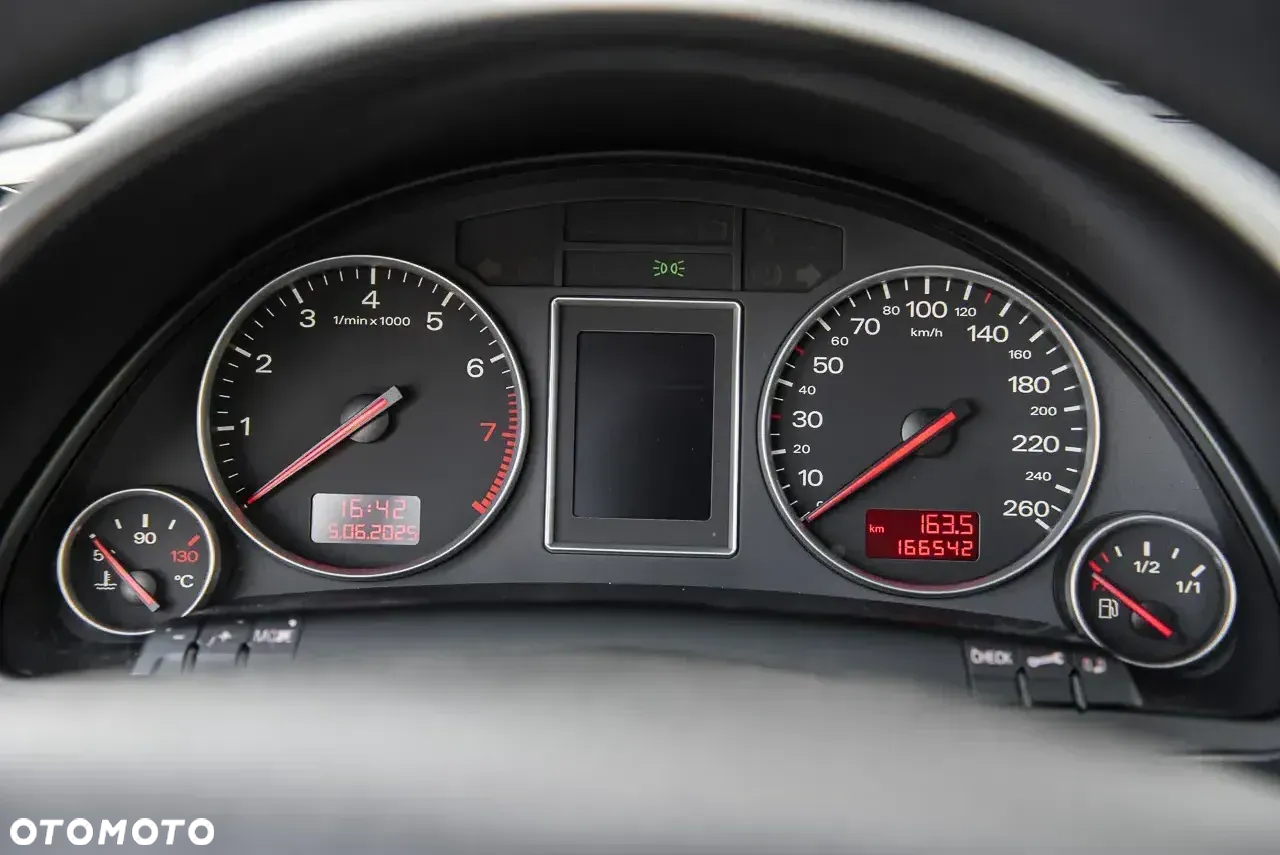 Audi A4 2.4 - 16