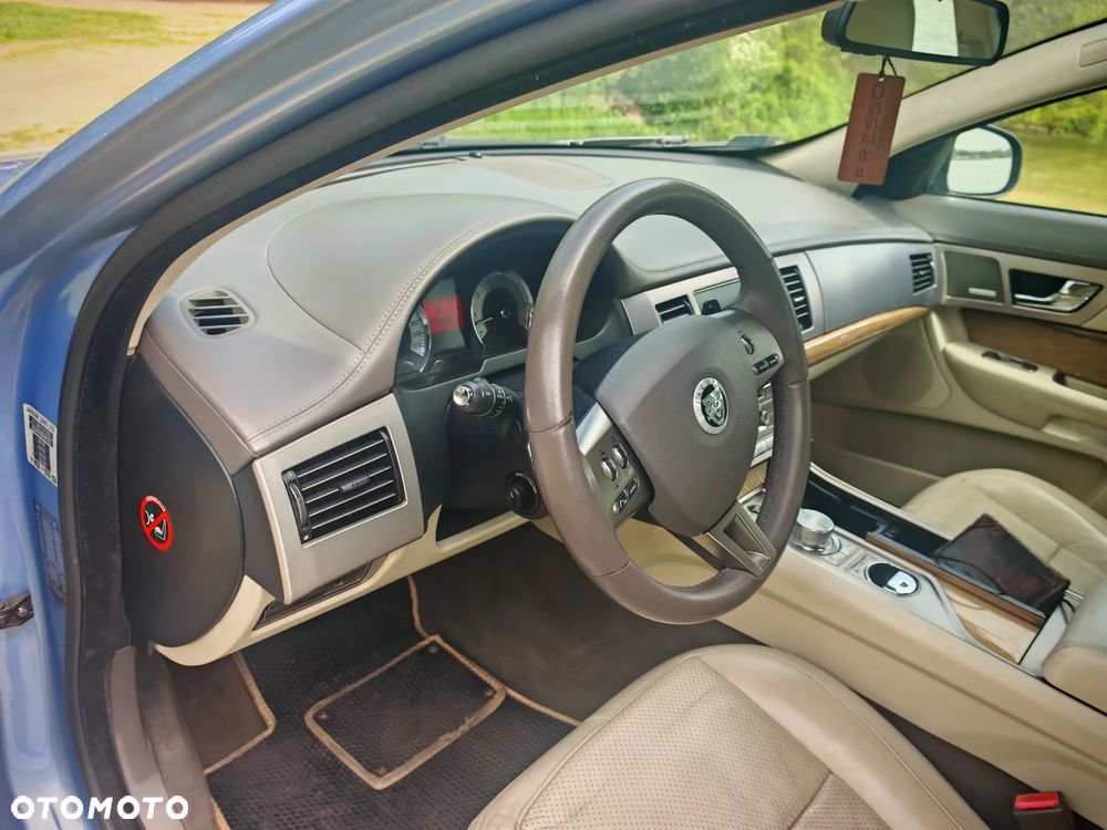 Jaguar XF - 12