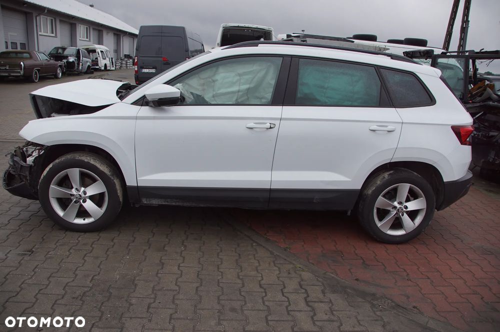 Auto na części - Skoda Karoq 1.6 TDI 115 KM DGTE TKK LS9R 130 TYS. KM 2018R Silnik Skrzynia Drzwi Lusterko Klapa Lampa Szyba Felga Deska Kokpit Moduł Licznik Radio Fotel Zderzak Chłodnica Błotnik Zawieszenie Turbina Wtryski Intercooler Kompletne Części Rozbiórka - 3
