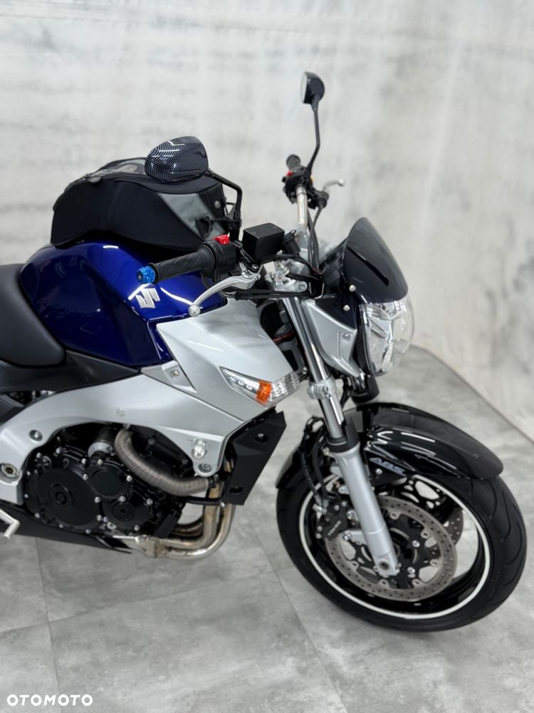 Suzuki GSR - 11