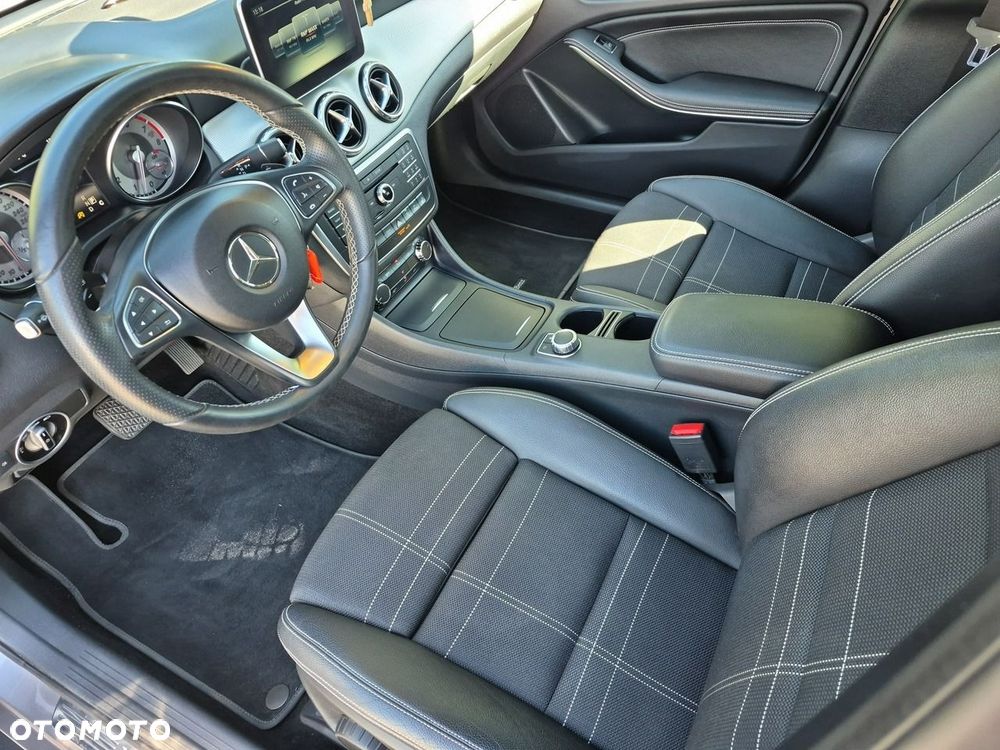 Mercedes-Benz GLA 180 7G-DCT - 9