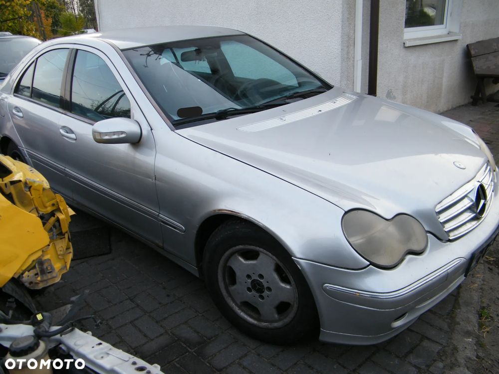 Mercedes C klasa W203 (00-04r.) 2.2D 142KM. Silnik D 611962 (OM611)  Skrzynia D 722699 lakier 744. Cały na części GWARANCJA !!!  Przód Tył Zestaw Komplet Drzwi Klapa Zderzak Błotnik Maska Grill Atrapa Szyba Pas Lampa Lusterko Boczki Fotel Kanapa Kokpit Deska Rozdzielcza Przełącznik Włącznik Sterownik Przewody Wiązka Instalacja Moduł Komputer Czujnik Listwa Pompa Alternator Wtryski Głowica Rozrusznik Kompresor Sprzęgło Dwumas Silnik Skrzynia ABS Klimatyzacji Paliwa Wspomagania Kolektor Turbina Przepustnica Zawór Chłodnica Koło Hak Belka Sanki Zawieszenie Mcpherson Półoś Amortyzator Wydech Tłumik Zacisk Most - 4