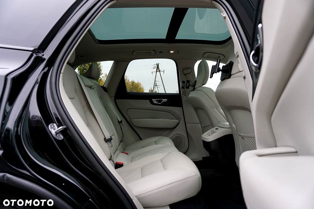 Volvo XC 60 B4 D Plus Dark - 25