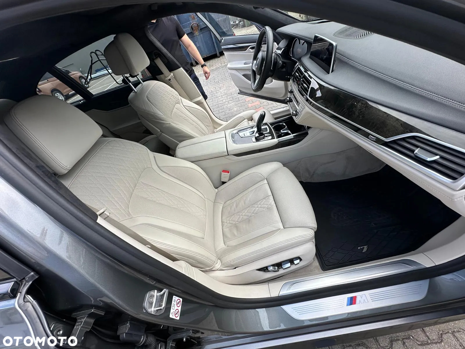 BMW Seria 7 750i xDrive - 5