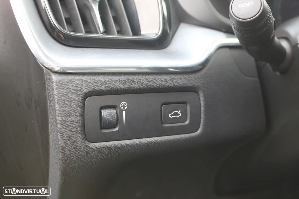 Volvo XC 60 2.0 D3 Momentum Plus - 28