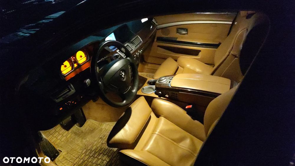 BMW Seria 7 750i - 12