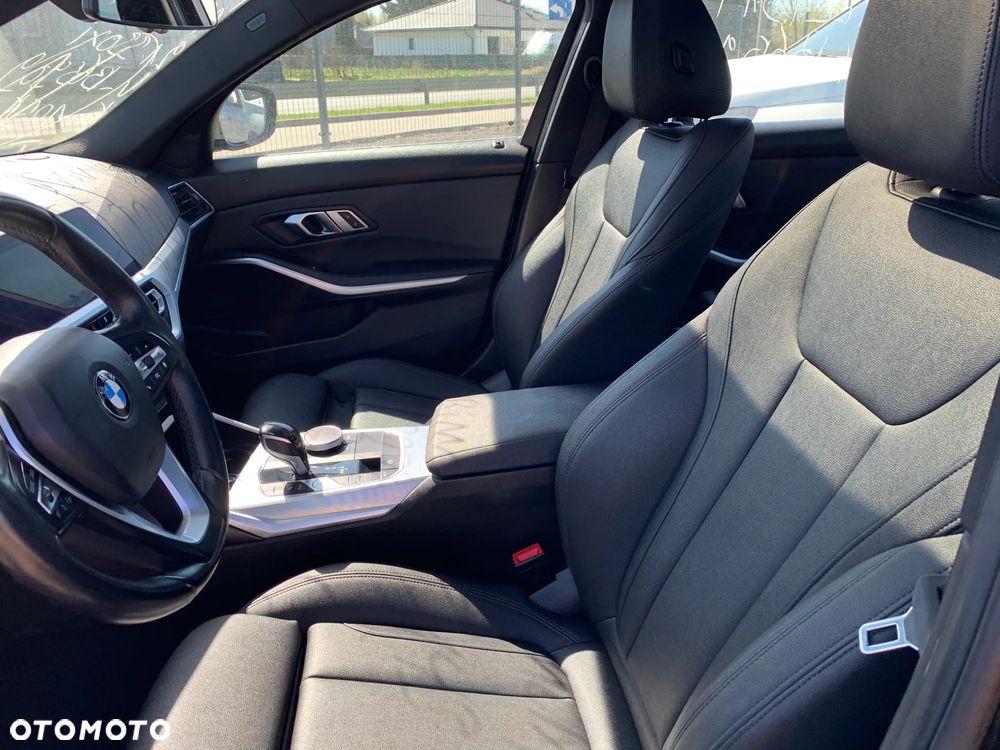 BMW Seria 3 330i xDrive - 10