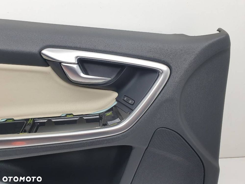 BOCZEK DRZWI PRZÓD LEWY TAPICERKA BEŻOWA VOLVO V60 I EUROPA - 2