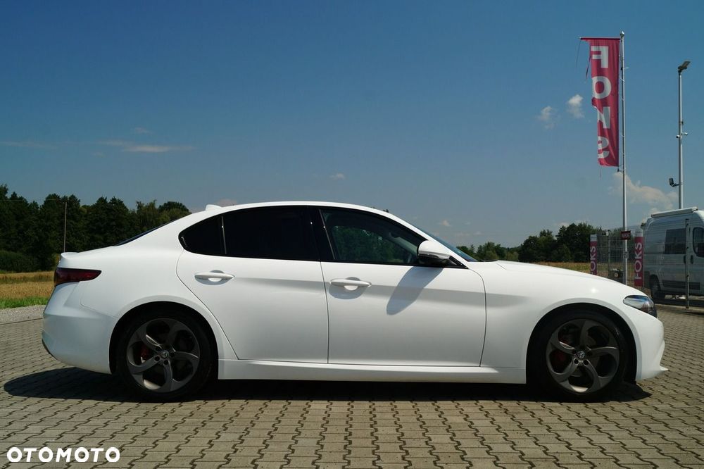 Alfa Romeo Giulia - 8