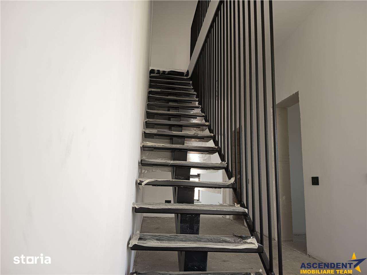 Vila impozanta, aspect deosebit, configuratie tip duplex, view, Brasov - Imagine principală: 5/10