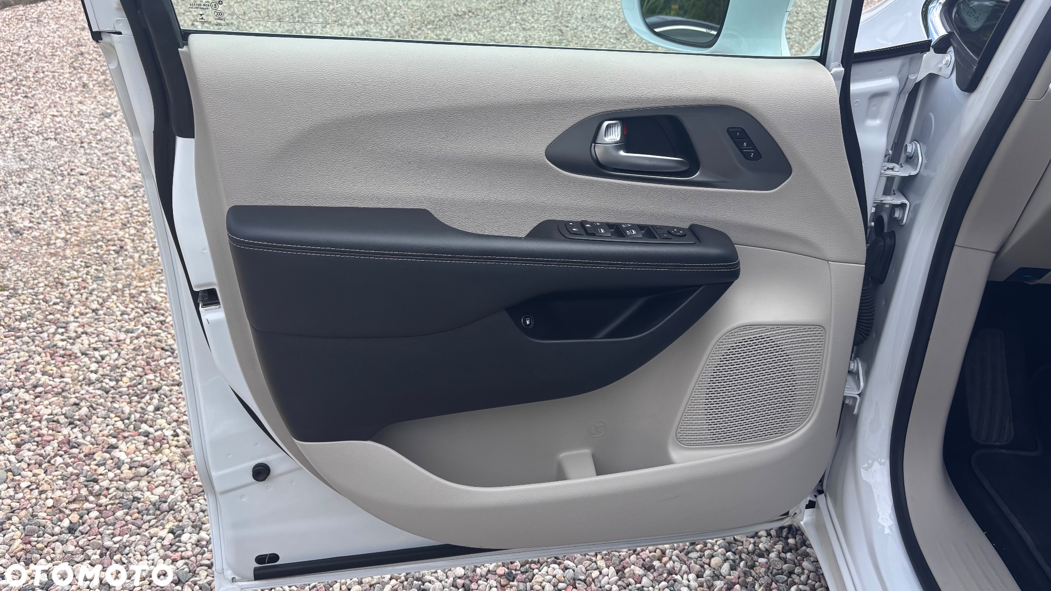 Chrysler Pacifica - 16