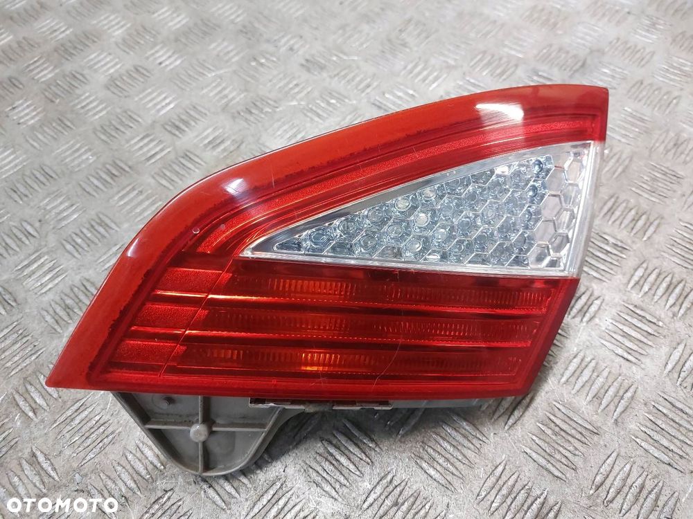 LAMPA PRAWY TYŁ W KLAPE FORD MONDEO MK4 7S71-13A602 - 1
