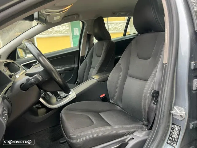 Volvo V60 2.0 D3 Momentum Geartronic - 4
