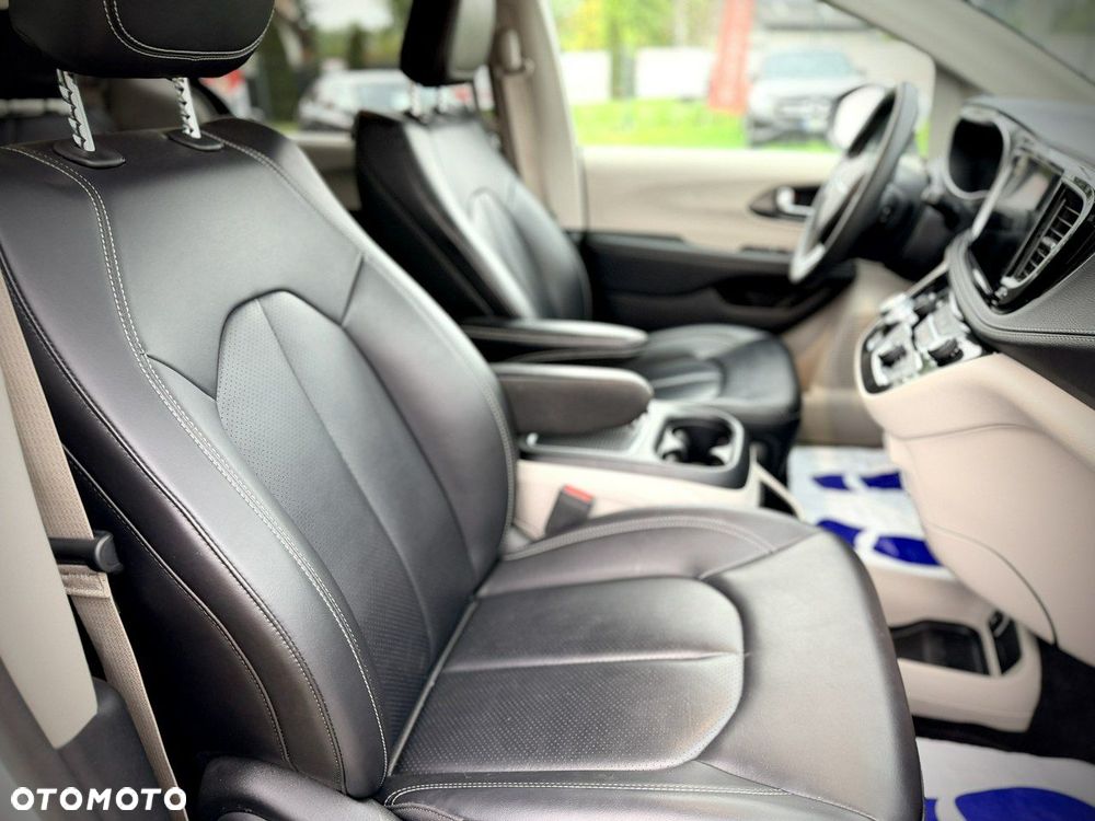 Chrysler Pacifica - 12