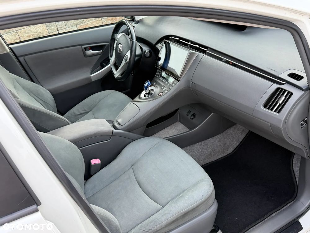 Toyota Prius (Hybrid) Executive - 10