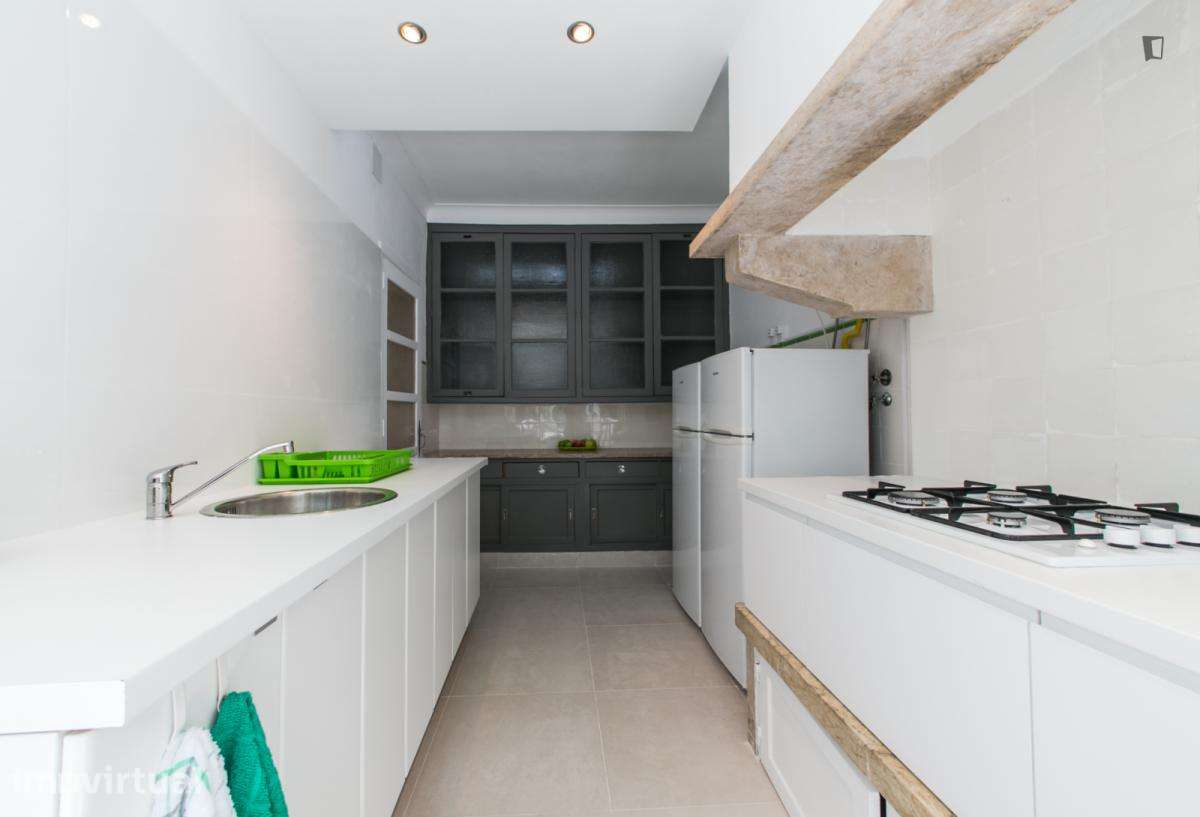 Quarto - localizado em São Sebastião Lisbon - Grande imagem: 5/18